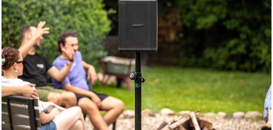 Akku-Lautsprecher beim Sektempfang im Garten