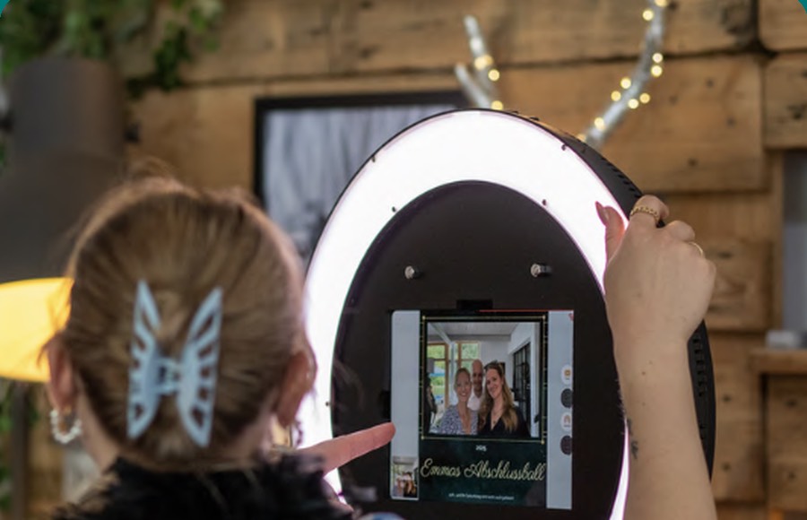 Gast bedient die Fotobox mit Ringlicht