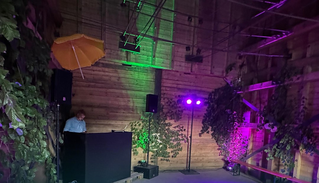 DJ-Aufbau mit Lichttechnik in einem alten Kornspeicher