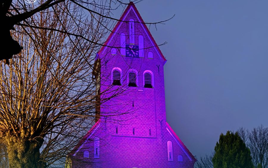 Kirche in violettem Ambiente-Licht bei Nacht