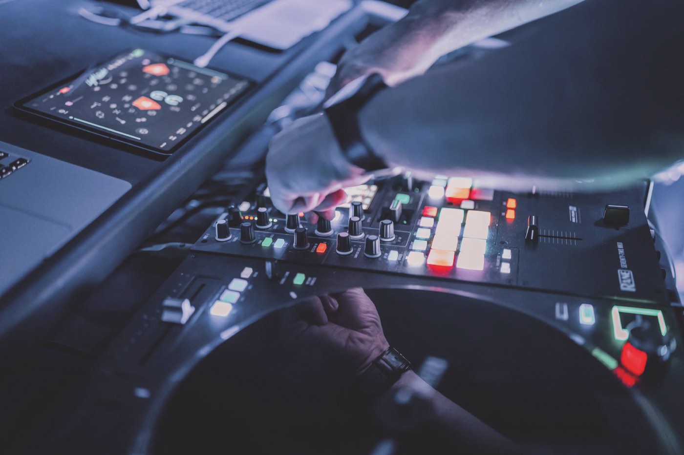 Nordbeat DJ-Pult in Aktion — Hände am Mischpult mit buntem Licht